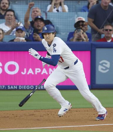 　カージナルス戦の１回、二塁打を放つドジャース・大谷（共同）