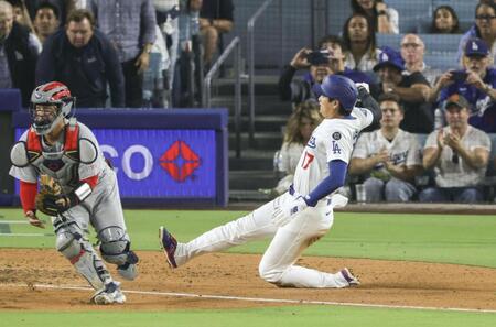 　カージナルス戦の７回、マンシーの適時打で生還するドジャース・大谷（共同）