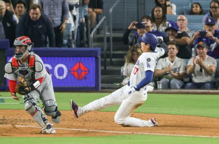 　カージナルス戦の７回、マンシーの適時打で生還するドジャース・大谷＝ロサンゼルス（共同）