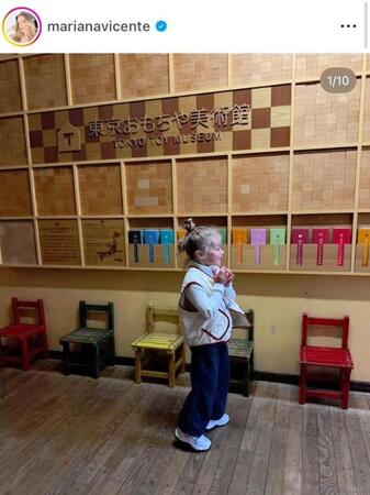 　今年３月、東京おもちゃ美術館で。キケの妻マリアナさんのインスタグラム＠ｍａｒｉａｎａｖｉｃｅｎｔｅより