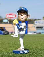 　試合の入場者に配布される佐々木の首振り人形