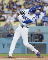 　カージナルス戦の１回、二塁打を放つドジャース・大谷（共同）