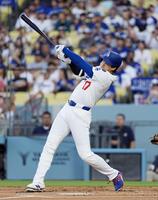 　カージナルス戦の１回、二塁打を放つドジャース・大谷（共同）