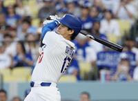 　カージナルス戦の１回、二塁打を放つドジャース・大谷（共同）