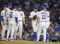 　レッズ戦の７回途中、降板するカブス・今永（右から３人目）＝共同