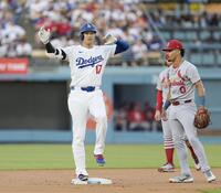 　カージナルス戦の１回、二塁打を放ったドジャース・大谷（共同）