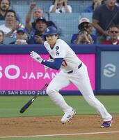 　カージナルス戦の１回、二塁打を放つドジャース・大谷（共同）