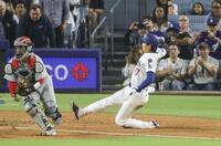 　カージナルス戦の７回、マンシーの適時打で生還するドジャース・大谷（共同）