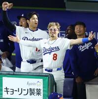　（左から）ドジャース・大谷翔平、キケ・ヘルナンデス＝３月１９日