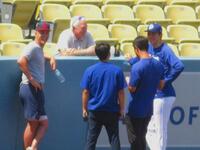 　試合前にヌートバー（左端）らと談笑する佐々木（右端）＝４日（撮影・小林信行）