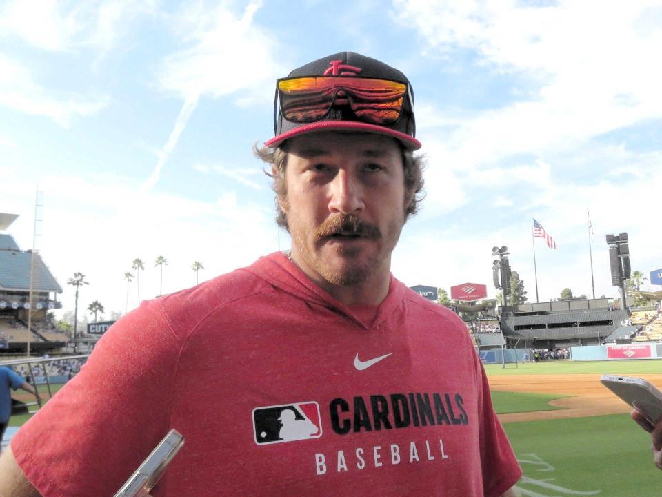 　試合前のフィールドで取材に応じるマイコラス（撮影・小林信行）