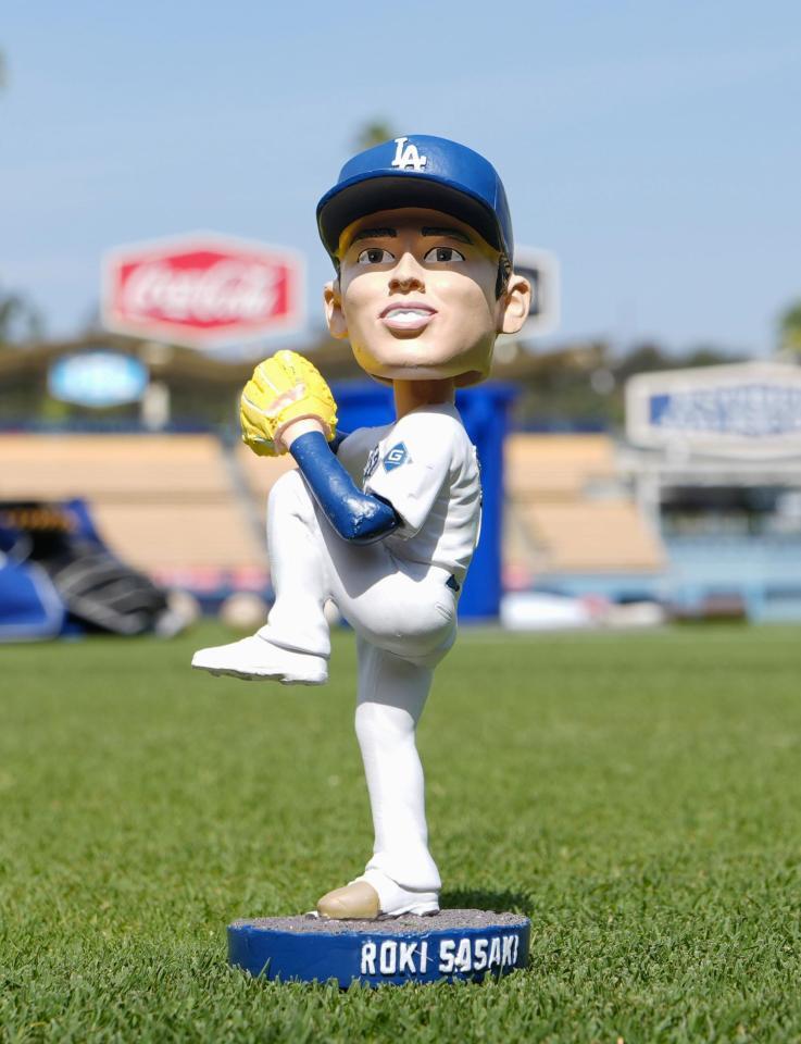 　試合の入場者に配布される佐々木の首振り人形