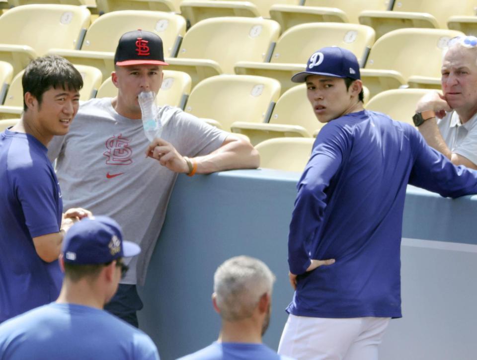 　カージナルスのヌートバー（左から２人目）と談笑するドジャース・佐々木（右から２人目）