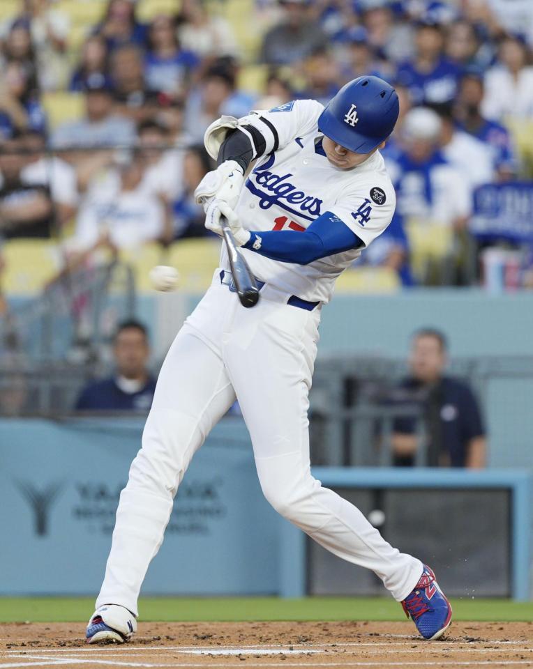 　カージナルス戦の１回、二塁打を放つドジャース・大谷（共同）