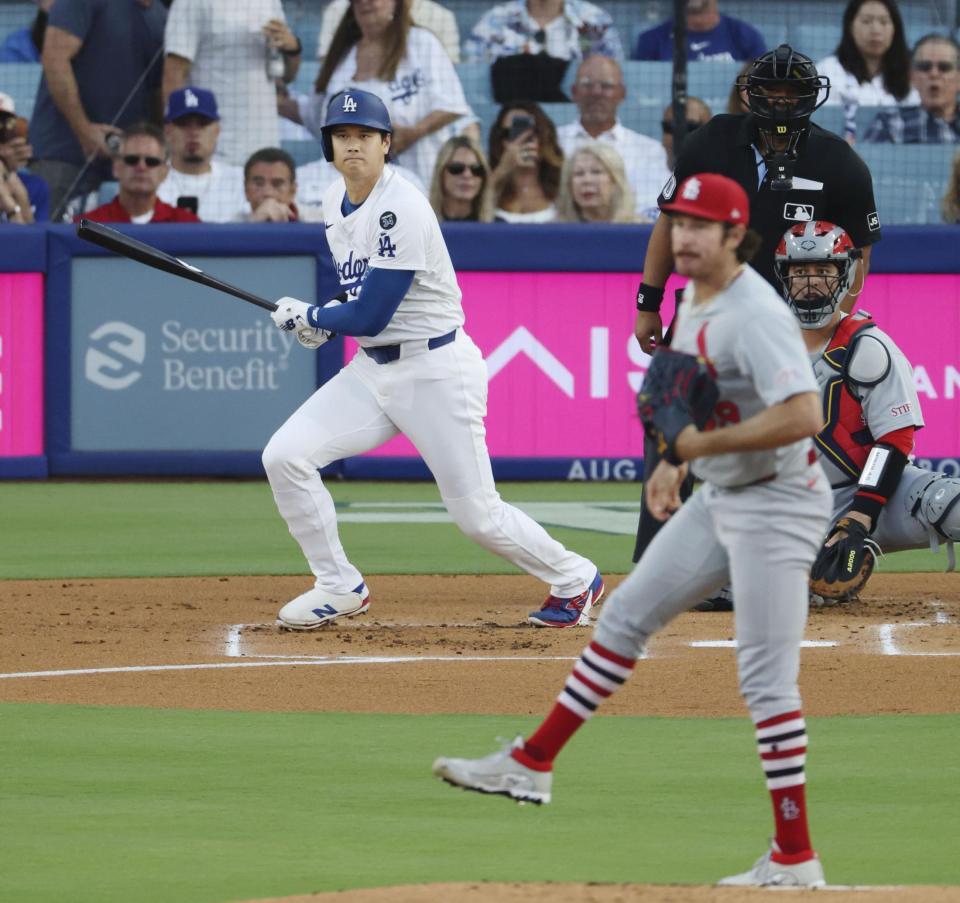 　カージナルス戦の１回、二塁打を放つドジャース・大谷。投手マイコラス（共同）