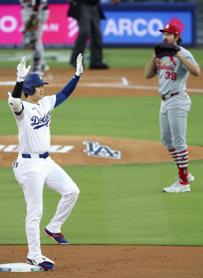 　カージナルス戦の１回、二塁打を放ちポーズをとるドジャース・大谷。右は投手マイコラス（共同）