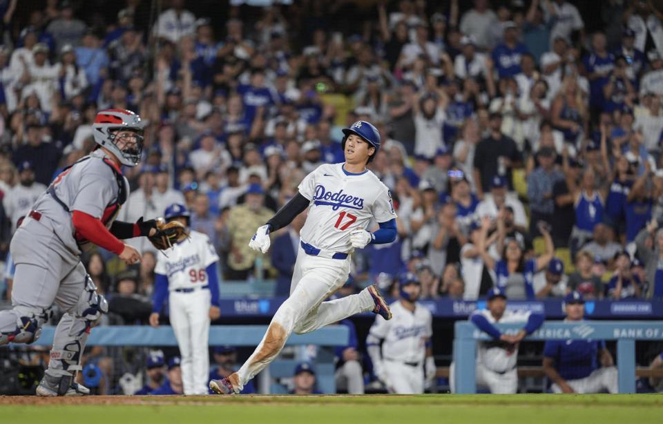 　カージナルス戦の７回、マンシーの適時打で生還するドジャース・大谷（共同）