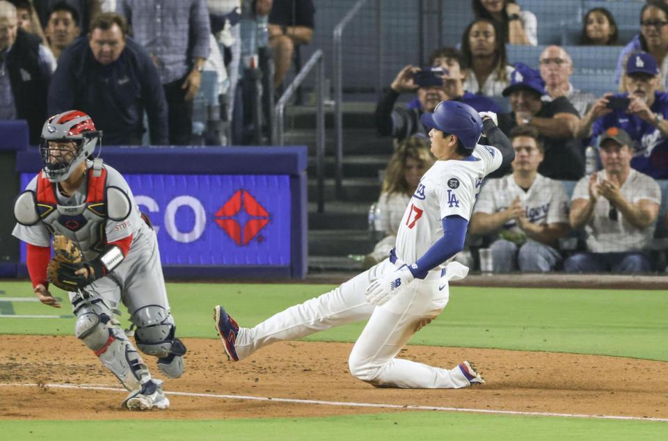 　カージナルス戦の７回、マンシーの適時打で生還するドジャース・大谷（共同）