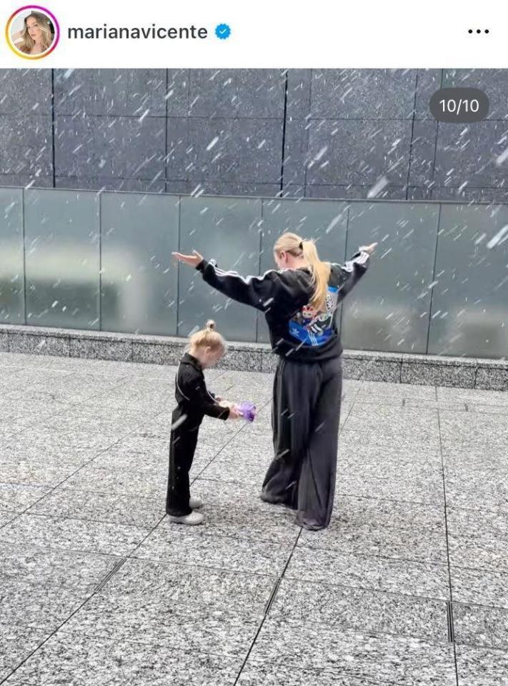 　今年３月、日本で。娘にとって初めての雪！キケの妻マリアナさんのインスタグラム＠ｍａｒｉａｎａｖｉｃｅｎｔｅより