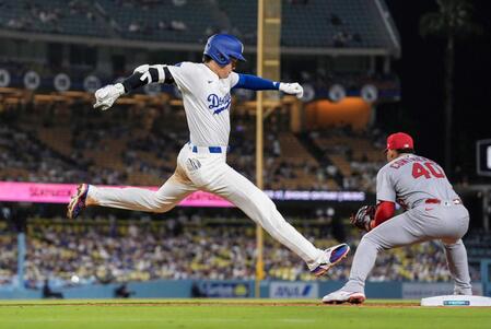 　８回、三塁内野安打を放ち一塁に駆け込むドジャース・大谷（共同）