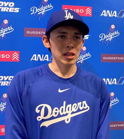 　取材に応じるドジャース・佐々木朗希（撮影・小林信行）
