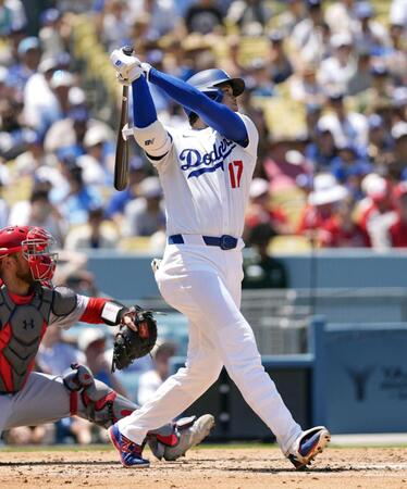　カージナルス戦の３回、３９号２ランを放つドジャース・大谷。メジャー通算千安打を達成した（共同）
