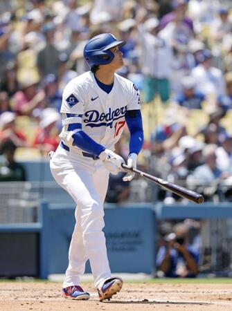 　カージナルス戦の３回、３９号２ランを放つドジャース・大谷。メジャー通算千安打を達成した（共同）