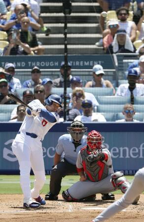 　カージナルス戦の３回、３９号２ランを放つドジャース・大谷。メジャー通算千安打を達成した（共同）