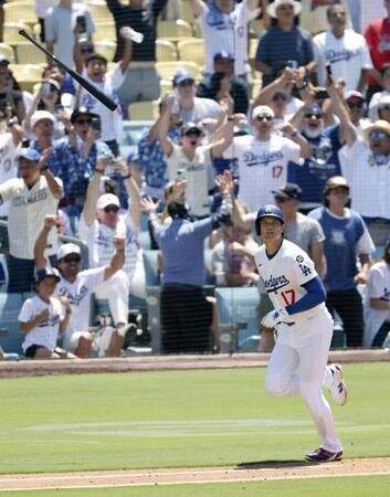 　カージナルス戦の３回、３９号２ランを放ち一塁へ向かうドジャース・大谷。メジャー通算千安打を達成した（共同）