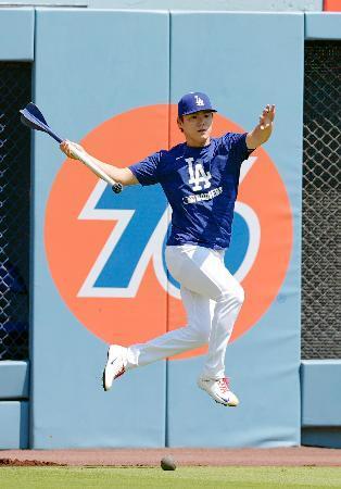 　調整するドジャース・山本＝ロサンゼルス（共同）