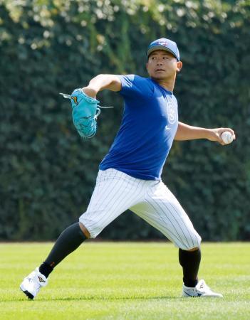 　キャッチボールするカブス・今永＝シカゴ（共同）