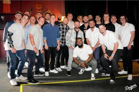 ドジャース　主力選手の私服集合写真が壮観　試合後にスミス夫妻の慈善イベント　ロバーツ監督夫妻も　ファン感激「価値ある目的へのサポートは嬉しい」