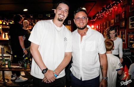 　チャリティーイベントで記念撮影するスネルとロハス（ロサンゼルス・ドジャース提供）