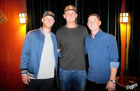 　記念撮影する（左から）カスパリウス、シーハン、スミス（ロサンゼルス・ドジャース提供）