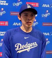 　取材に応じるドジャース・佐々木朗希（撮影・小林信行）