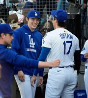 　試合前、大谷（右）と笑顔のドジャース・佐々木（共同）