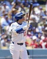 　カージナルス戦の３回、３９号２ランを放つドジャース・大谷。メジャー通算千安打を達成した（共同）