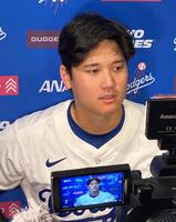 　試合後に取材に応じる大谷翔平（撮影・小林信行）