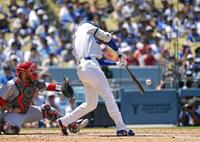 　カージナルス戦の３回、３９号２ランを放つドジャース・大谷。メジャー通算千安打を達成した（共同）