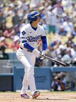 　カージナルス戦の３回、３９号２ランを放つドジャース・大谷。メジャー通算千安打を達成した（共同）