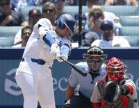 　カージナルス戦の３回、３９号２ランを放つドジャース・大谷。メジャー通算千安打を達成した（共同）