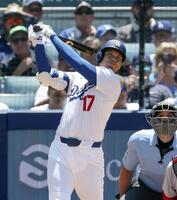 　カージナルス戦の３回、３９号２ランを放つドジャース・大谷。メジャー通算千安打を達成した（提供・共同通信社）
