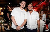 　チャリティーイベントで記念撮影するスネルとロハス（ロサンゼルス・ドジャース提供）