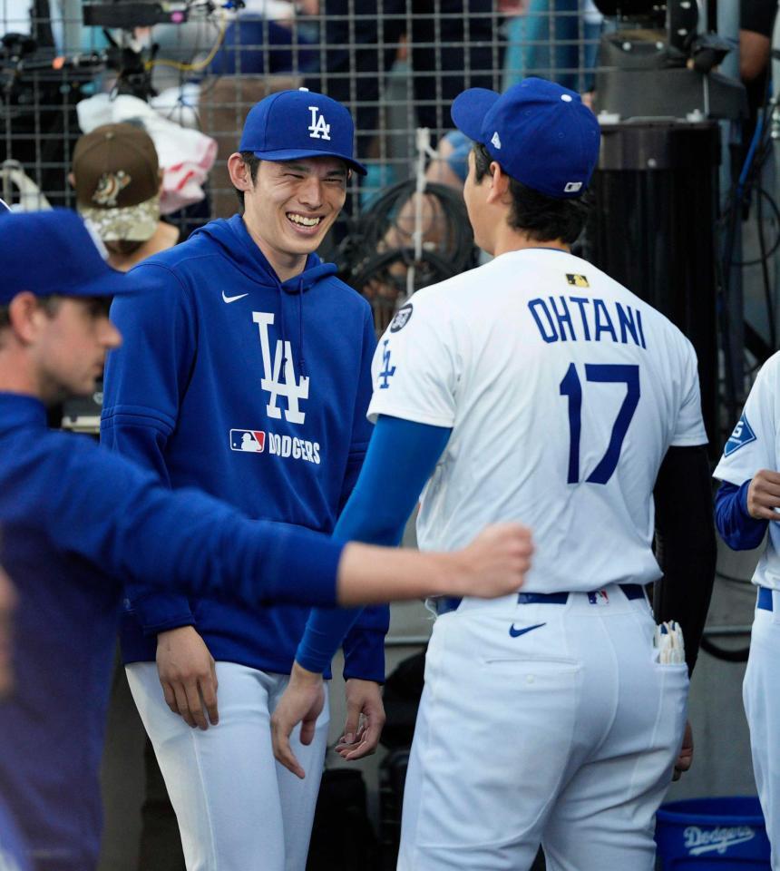 　試合前、大谷（右）と笑顔のドジャース・佐々木（共同）