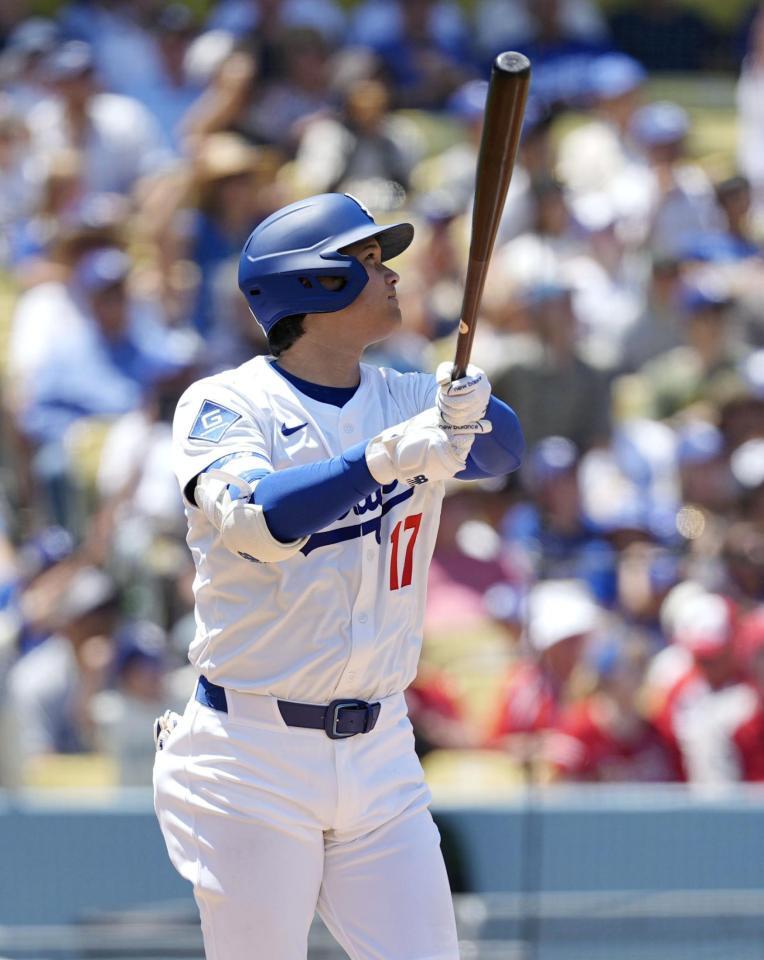 　カージナルス戦の３回、３９号２ランを放つドジャース・大谷。メジャー通算千安打を達成した（共同）