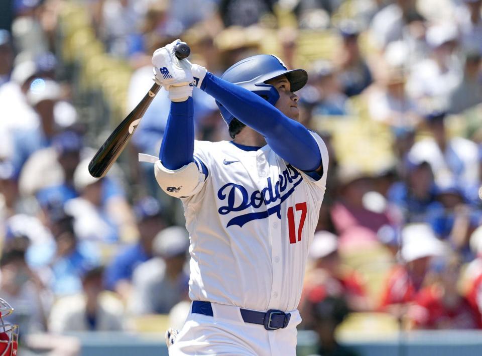 　カージナルス戦の３回、３９号２ランを放つドジャース・大谷。メジャー通算千安打を達成した（共同）
