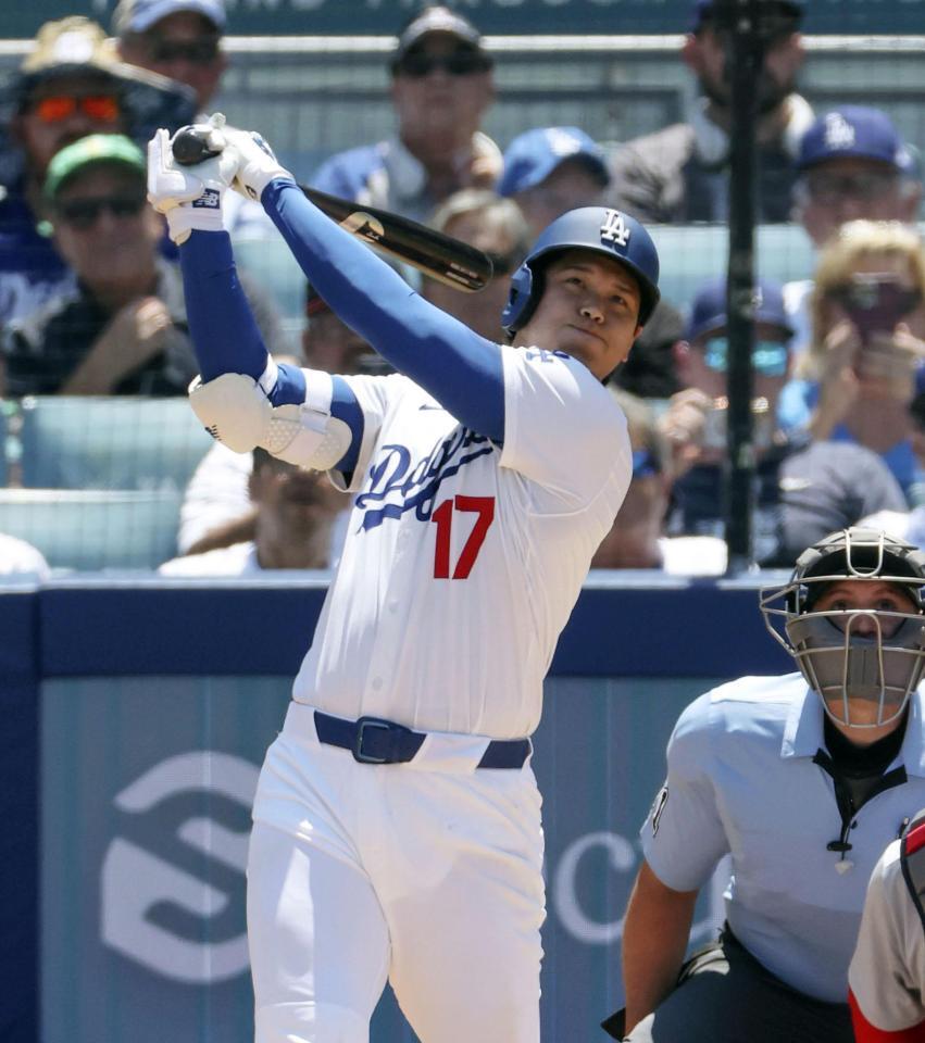 　カージナルス戦の３回、３９号２ランを放つドジャース・大谷。メジャー通算千安打を達成した（共同）