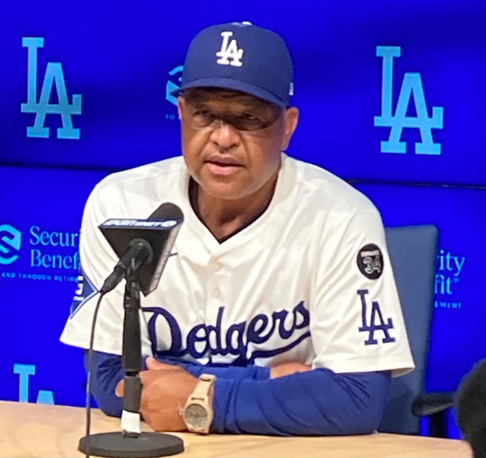 　試合後に取材に応じるドジャース・ロバーツ監督（撮影・小林信行）