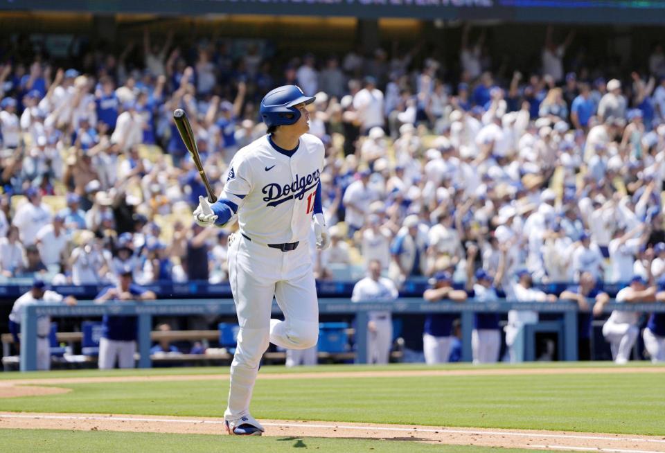 　カージナルス戦の３回、３９号２ランを放ち一塁へ向かうドジャース・大谷。メジャー通算千安打を達成した（共同）