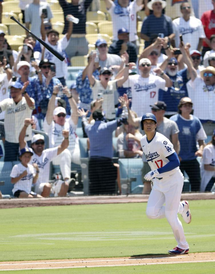 　カージナルス戦の３回、３９号２ランを放ち一塁へ向かうドジャース・大谷。メジャー通算千安打を達成した（共同）